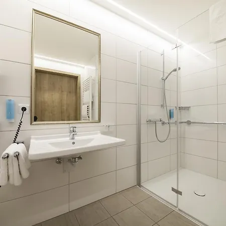 - Zur Post Hotell 3*