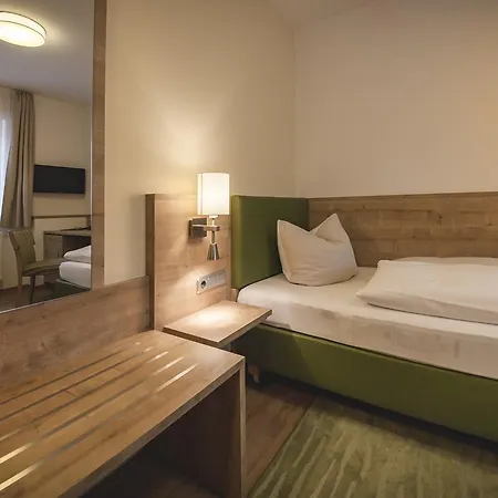 - Zur Post Hotell Neukirchen am Teisenberg