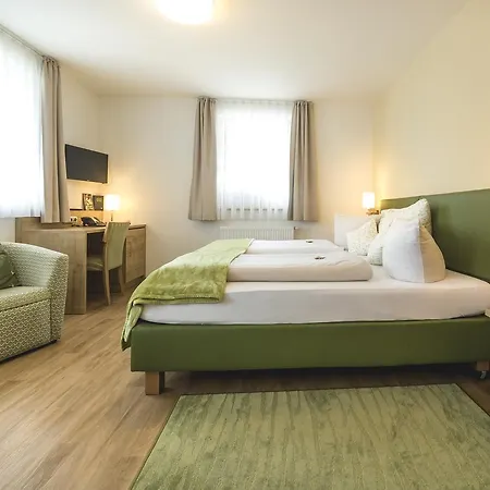 - Zur Post Hotell Neukirchen am Teisenberg
