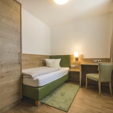 - Zur Post Hotell Neukirchen am Teisenberg