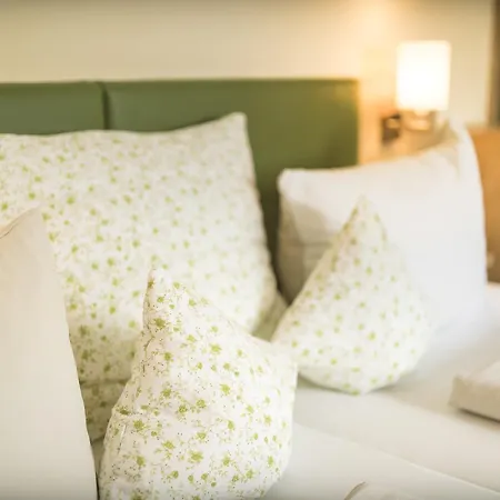 - Zur Post Hotel 3*