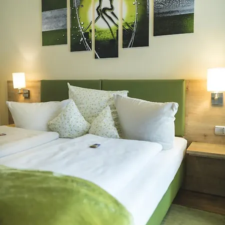 - Zur Post Hotell Neukirchen am Teisenberg