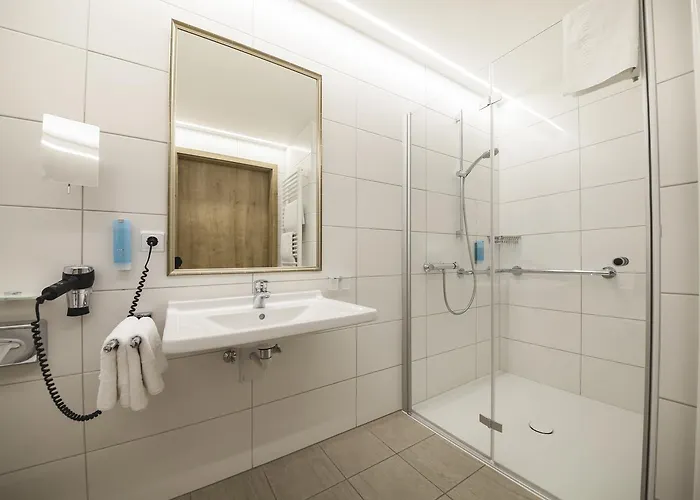 - Zur Post Hotel 3*